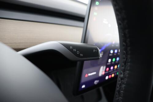 TESLA Model Y LONG RANGE DUAL MOTOR AWD 78.8 kWh + A/T + GPS + LEDER + CAMERA + PANO DAK + CRUISE + ALU 19