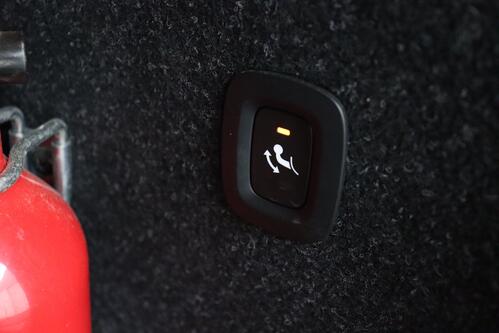 VOLVO XC40 P8 R-DESIGN RECHARGE AWD 78 kWh + CARPLAY + GPS + PDC + CRUISE (ACC) + HALF-LEDER + ALU 20