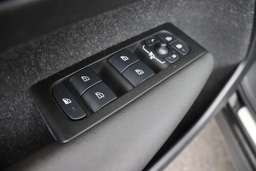 VOLVO XC40 P8 R-DESIGN RECHARGE AWD 78 kWh + CARPLAY + GPS + PDC + CRUISE (ACC) + HALF-LEDER + ALU 20