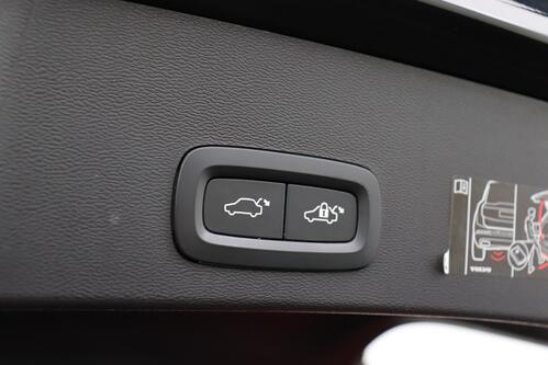 VOLVO XC40 P8 R-DESIGN RECHARGE AWD 78 kWh + CARPLAY + GPS + PDC + CRUISE (ACC) + HALF-LEDER + ALU 20