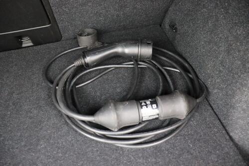 VOLVO XC40 P8 R-DESIGN RECHARGE AWD 78 kWh + CARPLAY + GPS + PDC + CRUISE (ACC) + HALF-LEDER + ALU 20