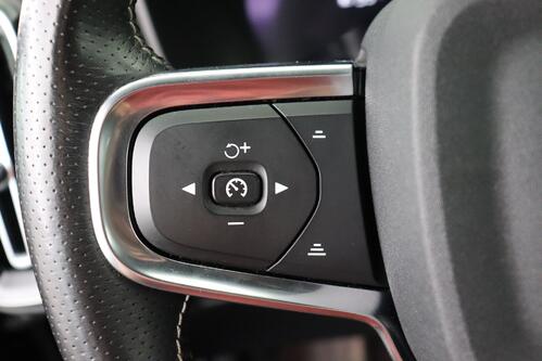 VOLVO XC40 P8 R-DESIGN RECHARGE AWD 78 kWh + CARPLAY + GPS + PDC + CRUISE (ACC) + HALF-LEDER + ALU 20