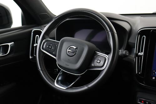 VOLVO XC40 P8 R-DESIGN RECHARGE AWD 78 kWh + CARPLAY + GPS + PDC + CRUISE (ACC) + HALF-LEDER + ALU 20