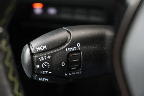 PEUGEOT 2008 e GT 50 kWh + A/T + GPS + CARPLAY + HALF/LEDER + CAMERA + PDC + CRUISE + ALU 17