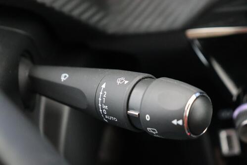 PEUGEOT 2008 e GT 50 kWh + A/T + GPS + CARPLAY + HALF/LEDER + CAMERA + PDC + CRUISE + ALU 17