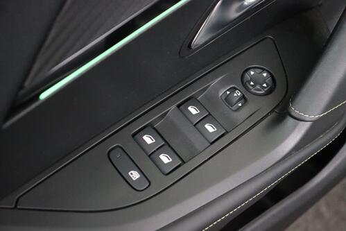 PEUGEOT 2008 e GT 50 kWh + A/T + GPS + CARPLAY + HALF/LEDER + CAMERA + PDC + CRUISE + ALU 17