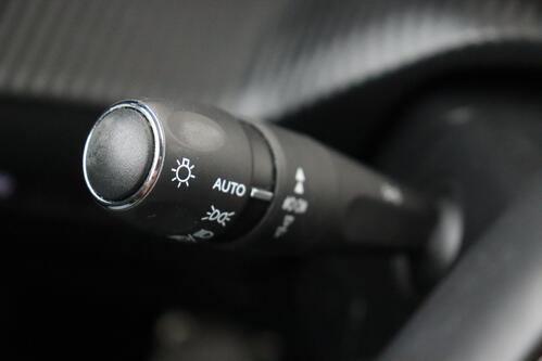 PEUGEOT 2008 e GT 50 kWh + A/T + GPS + CARPLAY + HALF/LEDER + CAMERA + PDC + CRUISE + ALU 17