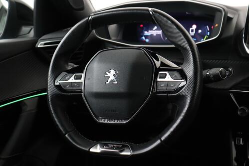 PEUGEOT 2008 e GT 50 kWh + A/T + GPS + CARPLAY + HALF/LEDER + CAMERA + PDC + CRUISE + ALU 17