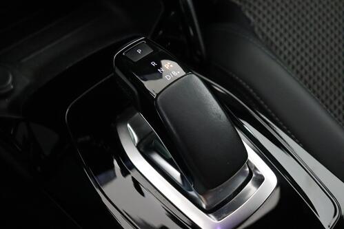 PEUGEOT 2008 e GT 50 kWh + A/T + GPS + CARPLAY + HALF/LEDER + CAMERA + PDC + CRUISE + ALU 17