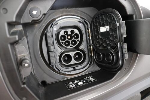 MERCEDES-BENZ EQA 250 LUXURY BUSINESS SOLUTION 66 kWh + A/T + GPS + LEDER + CAMERA + PDC + CRUISE + ALU