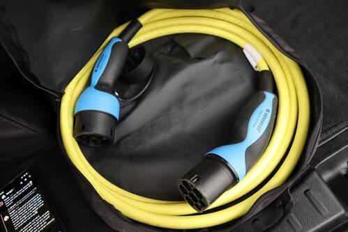 MERCEDES-BENZ EQA 250 LUXURY BUSINESS SOLUTION 66 kWh + A/T + GPS + LEDER + CAMERA + PDC + CRUISE + ALU