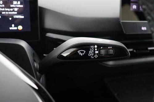 MG MG4 LUXURY 64 kWh + A/T + GPS + CARPLAY + CAMERA + PDC + HALF/LEDER + ALU 17