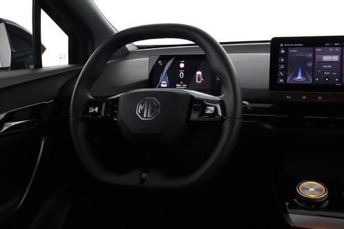 MG MG4 LUXURY 64 kWh + A/T + GPS + CARPLAY + CAMERA + PDC + HALF/LEDER + ALU 17