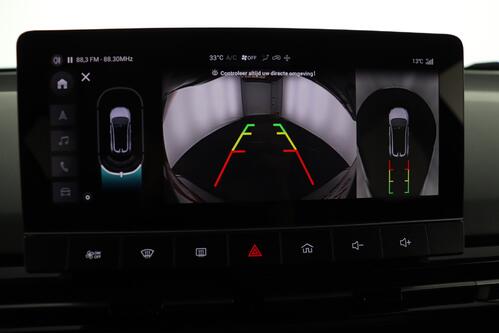 MG MG4 LUXURY 64 kWh + A/T + GPS + CARPLAY + CAMERA + PDC + HALF/LEDER + ALU 17