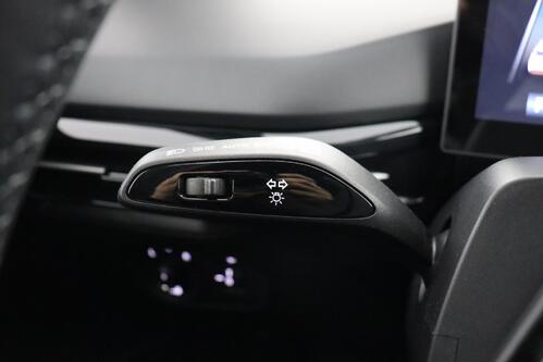 MG MG4 LUXURY 64 kWh + A/T + GPS + CARPLAY + CAMERA + PDC + HALF/LEDER + ALU 17