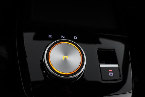 MG MG4 LUXURY 64 kWh + A/T + GPS + CARPLAY + CAMERA + PDC + HALF/LEDER + ALU 17