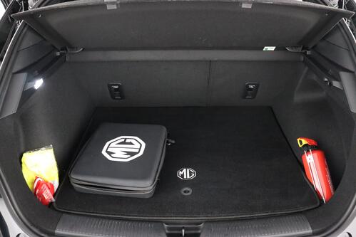 MG MG4 LUXURY 64 kWh + A/T + GPS + CARPLAY + CAMERA + PDC + HALF/LEDER + ALU 17
