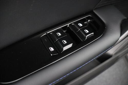 MG MG4 LUXURY 64 kWh + A/T + GPS + CARPLAY + CAMERA + PDC + HALF/LEDER + ALU 17