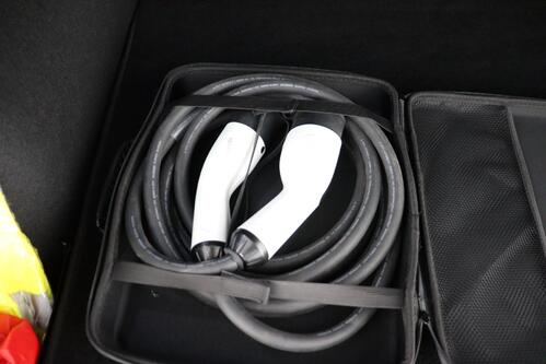 MG MG4 LUXURY 64 kWh + A/T + GPS + CARPLAY + CAMERA + PDC + HALF/LEDER + ALU 17