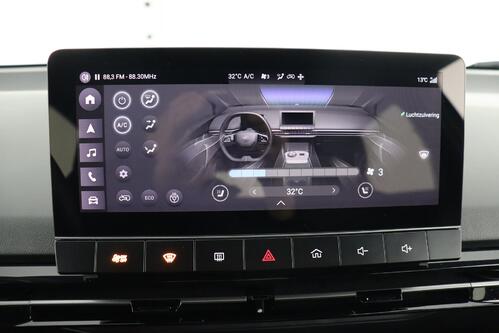 MG MG4 LUXURY 64 kWh + A/T + GPS + CARPLAY + CAMERA + PDC + HALF/LEDER + ALU 17