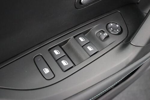 PEUGEOT 2008 ALLURE 50 kWh + A/T + CARPLAY + HALF/LEDER + PDC + CRUISE + ALU 17