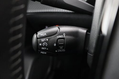 PEUGEOT 2008 ALLURE 50 kWh + A/T + CARPLAY + HALF/LEDER + PDC + CRUISE + ALU 17