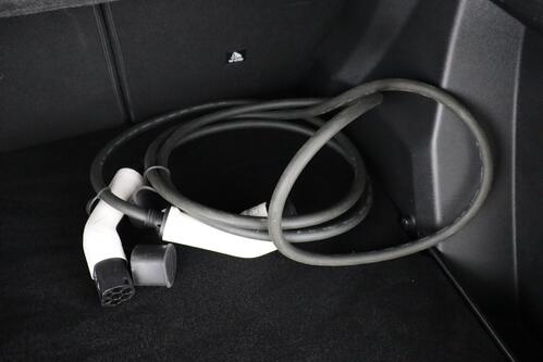 PEUGEOT 2008 ALLURE 50 kWh + A/T + CARPLAY + HALF/LEDER + PDC + CRUISE + ALU 17