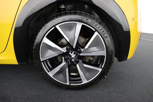 PEUGEOT 208 GT PACK 50 kWh + A/T + GPS + CAMERA + PDC + CRUISE + PANO DAK + HALF/LEDER + ALU 17