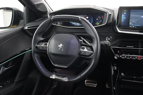 PEUGEOT 208 GT PACK 50 kWh + A/T + GPS + CAMERA + PDC + CRUISE + PANO DAK + HALF/LEDER + ALU 17