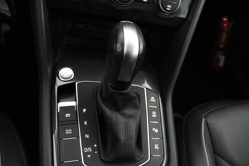 VOLKSWAGEN Tiguan Allspace PLATINUM 1.5TSI ACT DSG7 R-LINE + 7PL. + GPS + LEDER + CARPLAY + CAMERA + PDC + CRUISE(ACC) + PANO DAK + ALU + TREKHAAK 