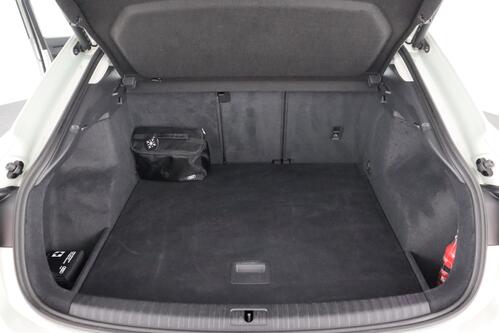 AUDI Q3 *SPORTBACK BUS.ATTRACTION 35 1.5TFSI S-TRONIC + GPS + CARPLAY + LEDER/ALCANTARA + CAMERA + PDC + CRUISE + ALU 18