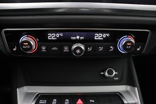 AUDI Q3 *SPORTBACK BUS.ATTRACTION 35 1.5TFSI S-TRONIC + GPS + CARPLAY + LEDER/ALCANTARA + CAMERA + PDC + CRUISE + ALU 18