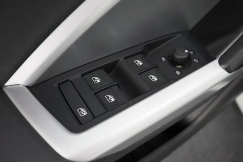 AUDI Q3 *SPORTBACK BUS.ATTRACTION 35 1.5TFSI S-TRONIC + GPS + CARPLAY + LEDER/ALCANTARA + CAMERA + PDC + CRUISE + ALU 18