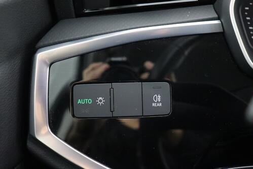 AUDI Q3 *SPORTBACK BUS.ATTRACTION 35 1.5TFSI S-TRONIC + GPS + CARPLAY + LEDER/ALCANTARA + CAMERA + PDC + CRUISE + ALU 18